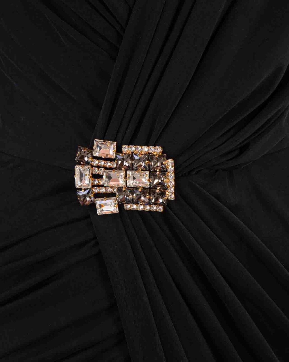 shop ELISABETTA FRANCHI  Abito: Elisabetta Franchi abito red carpet in jersey cupro drappeggiato con maniche lunghe.
Il punto vita è enfatizzato da un accessorio gioiello in strass e perle che chiude la profonda scollatura incrociata.
Fodera in raso stampa monogram.
Spalline imbottite.
Zip sulla schiena.
Accessorio in strass e perle.
Composizione: 92% Cupro 08% Elastane.
Fabbricato in Italia.. AB49337E2-110 number 2733214